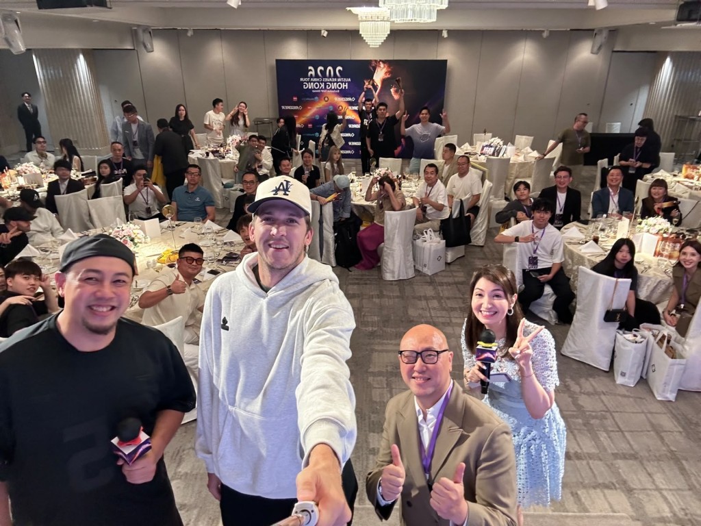 里夫斯（Austin Reaves）（左二）非常親民,與大會司儀丘雨勤（左一）及可宜（右一）與活動主辦人Wealth Elite 資深區域總監 Allen Chen（右二）一起自拍留念。