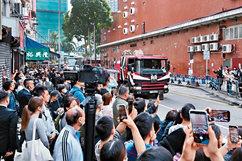 殉職消防員何偉豪當時留下是要協助疏散居民，失散後亦曾再嘗試尋回同袍。