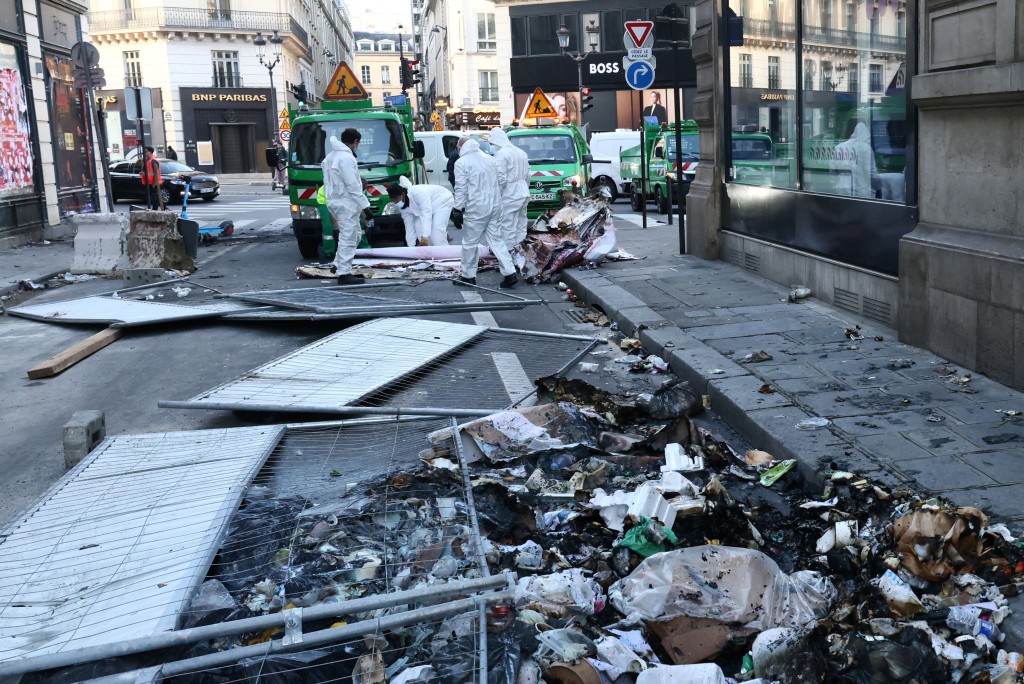 法國退休改革引發的全國示威過後，回復平靜的巴黎市遍地垃圾。 路透社
