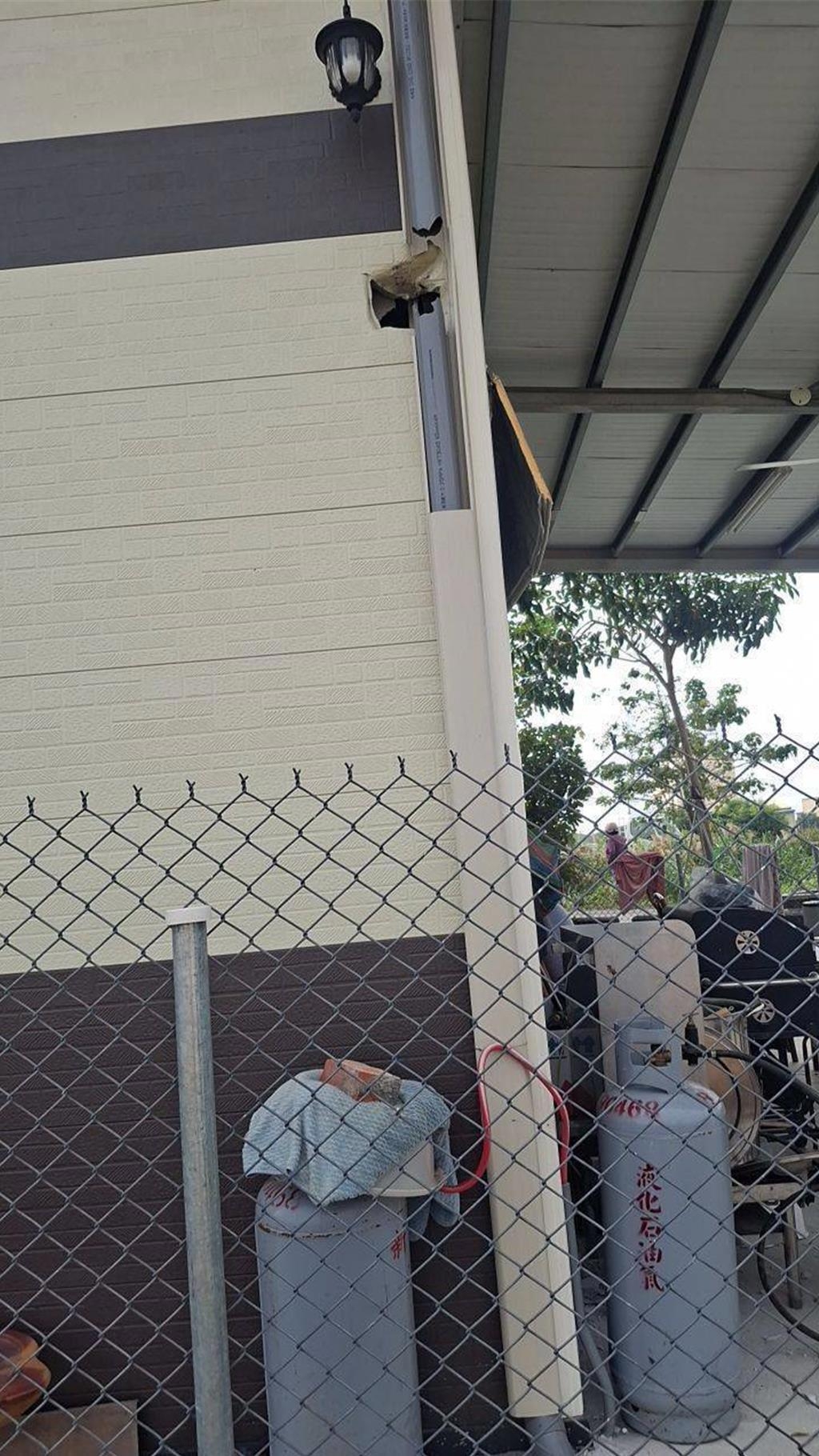 台軍實砲射擊，砲彈偏離目標，其中一戶民宅門框受損。 中時