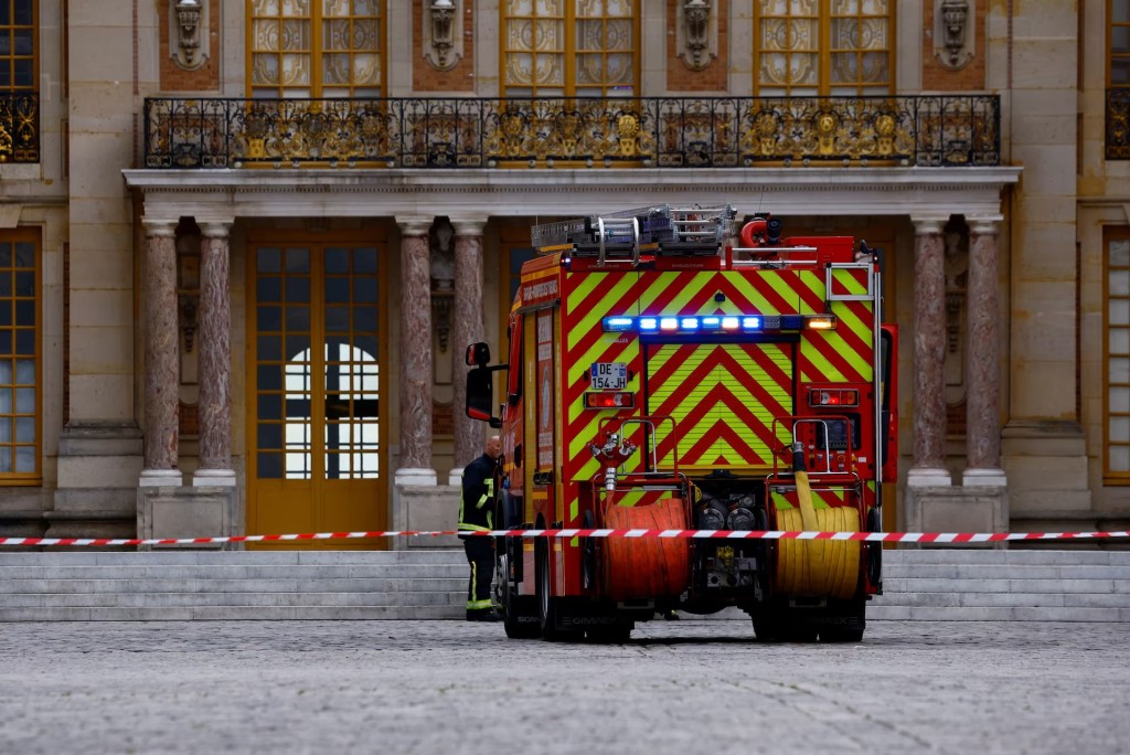 法國凡爾賽宮周二屋頂冒煙。路透社