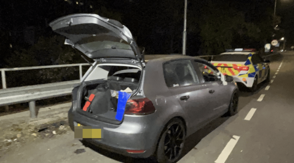 警員搜查車內，檢獲多包懷疑毒品。蔡楚輝攝