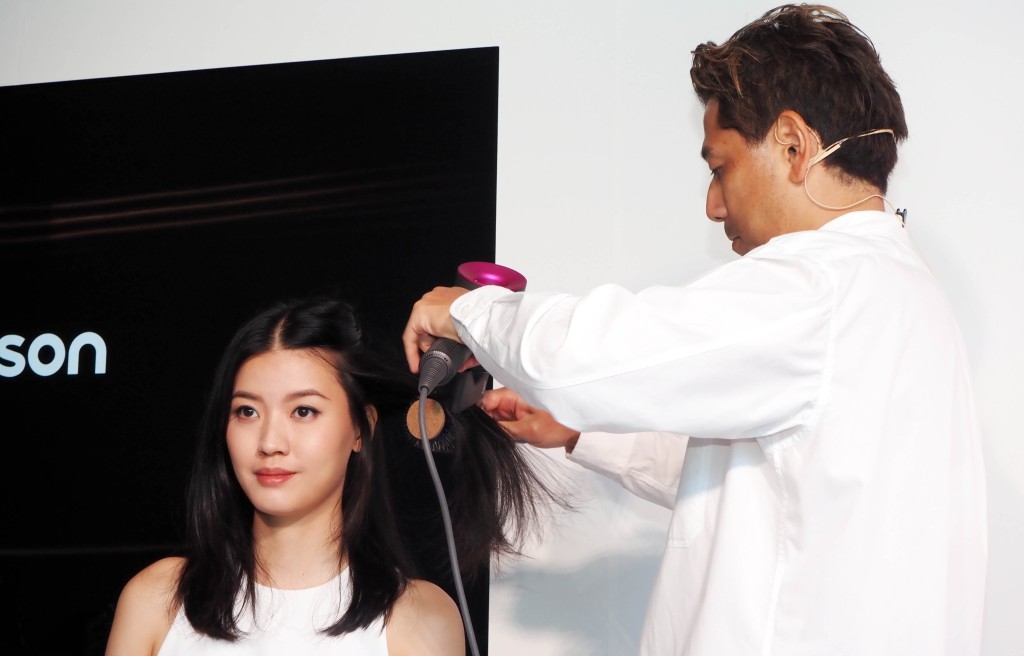 專業髮型師通常會利用風筒及捲髮梳來撫平毛躁髮絲。