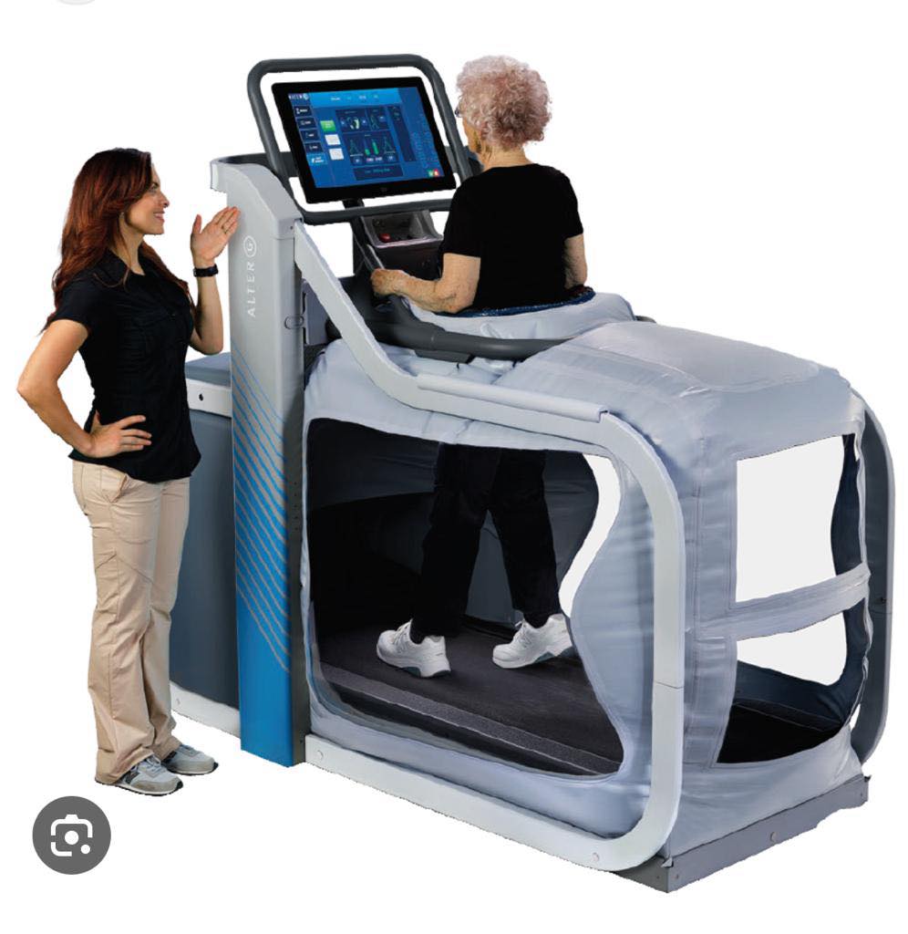 李盛林介绍可用于阿Mo复康治疗的器材「太空漫步机」。