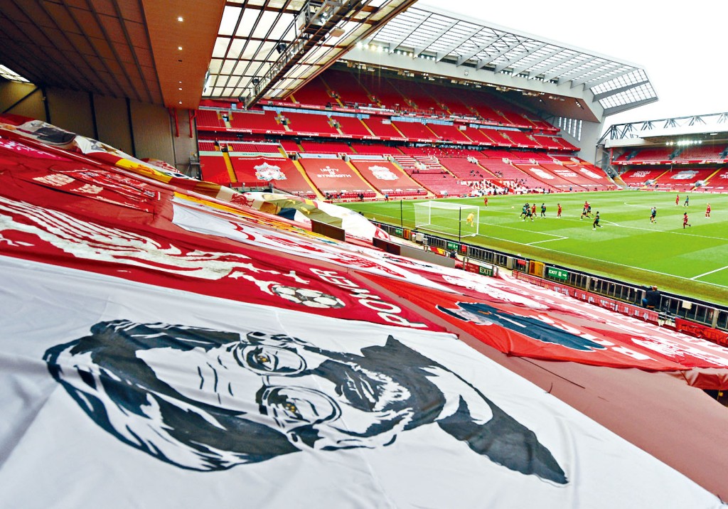 KOP看台將搭建頒獎台，一眾球員走過約三十級樓梯，接過夢寐以求的獎盃。