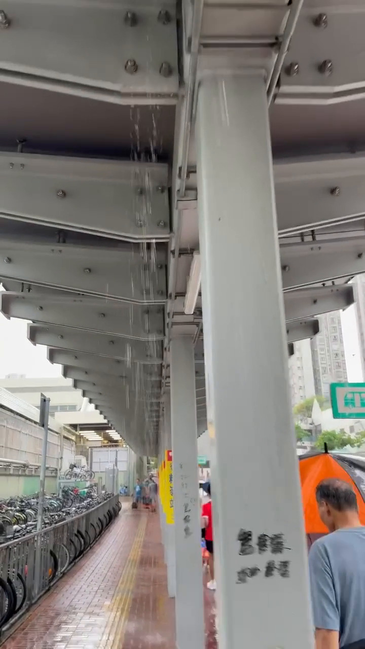 •舊式巴士站嘅全石屎咪 好地地(例子,淘大隔離); •其實簡簡單單用閘板做頂咪幾 好,又平安裝又簡單又唔會漏水。Threads截圖 •舊式巴士站嘅全石屎咪 好地地(例子,淘大隔離); •其實簡簡單單用閘板做頂咪幾 好,又平安裝又簡單又唔會漏水。Threads截圖