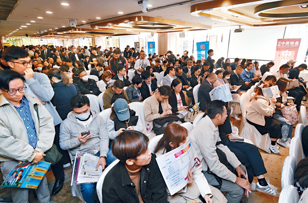 柏景峰昨日首輪發售，吸引大批準買家到場揀樓，場面墟冚。