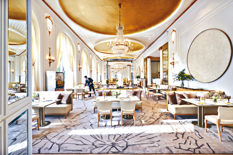 ●翻新後的馬德里文華東方麗茲酒店，以瑰麗金色裝飾作為點綴。