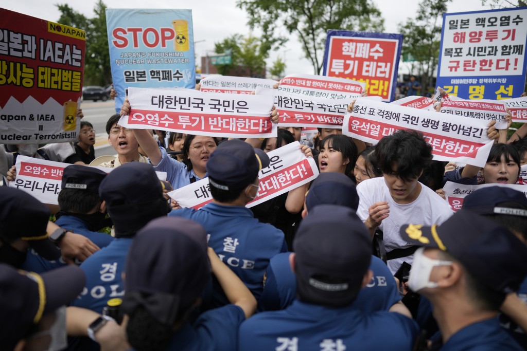 有大學生團體在首爾的日本駐韓大使館外舉行示威。美聯社