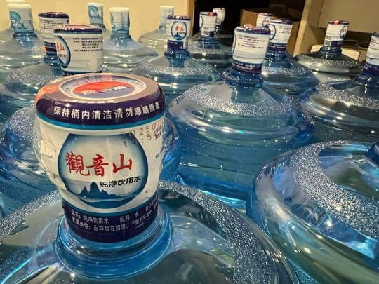 有公務員發現,近日辦公室的飲用水轉為內地品牌。網上圖片 有公務員發現,近日辦公室的飲用水轉為內地品牌。網上圖片