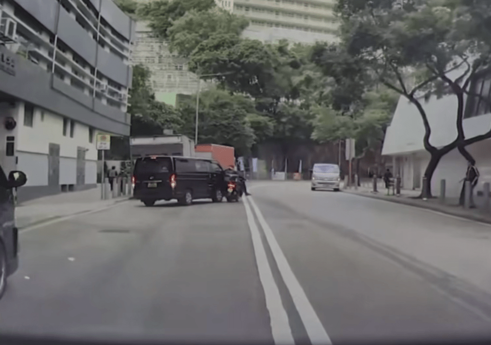 路邊一輛客貨車突然右轉駛出，車頭撞中電單車左側。fb車cam L（香港群組）