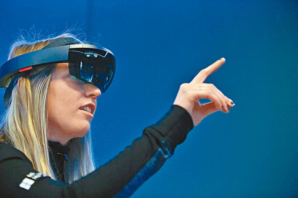 元宇宙利用虛擬實境、擴增實境等技術。