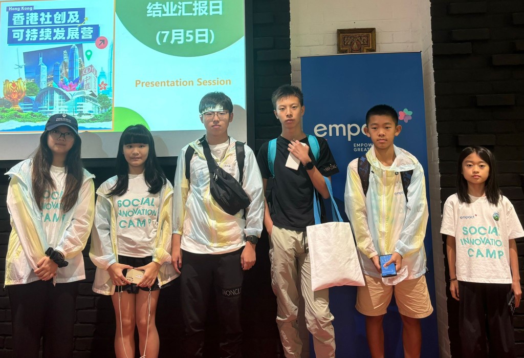 馮奕銘同學（左三）表示，在香港傷健協會賽馬會傷健營參與模擬殘障人士的遊戲最印象深刻。 郭穎彤攝