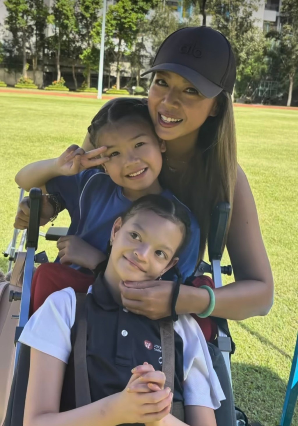 钟丽淇表示每个人在场边都为囡囡打气，续大赞女儿好强大。