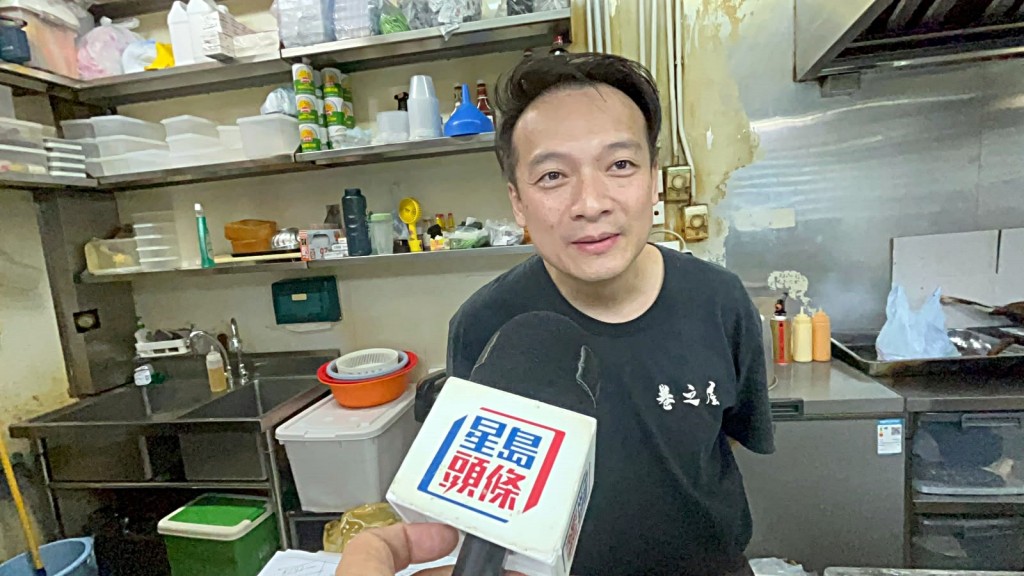 壽司店盧先生表示，高峰期有十多名童黨聚集。楊偉亨攝
