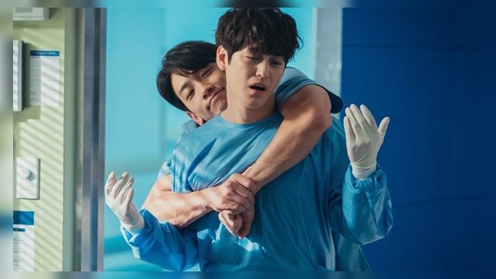 Rain及金汎（右）在新劇《Ghost Doctor》中合作。