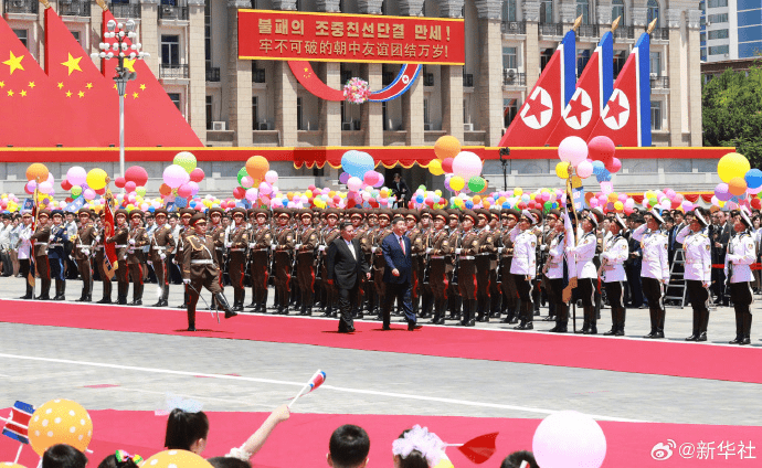 習近平專機抵達平壤,金正恩迎接。 新華社 習近平專機抵達平壤,金正恩迎接。 新華社