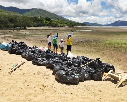 4名小朋友與父母組隊，到大嶼山水口灣紅樹林及泥灘清理海洋垃圾。網民「冼力求」FB圖片