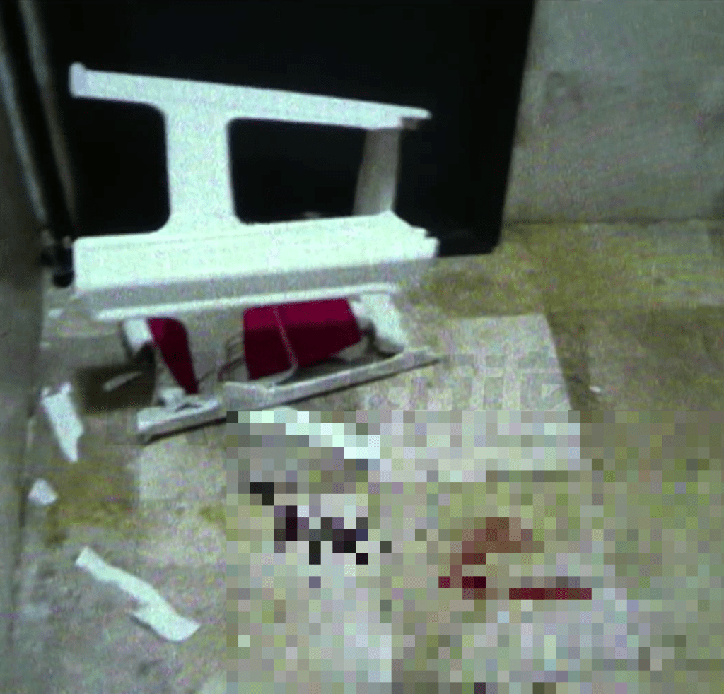 闭路电视画面显示，椅子破碎，现场血迹斑斑。