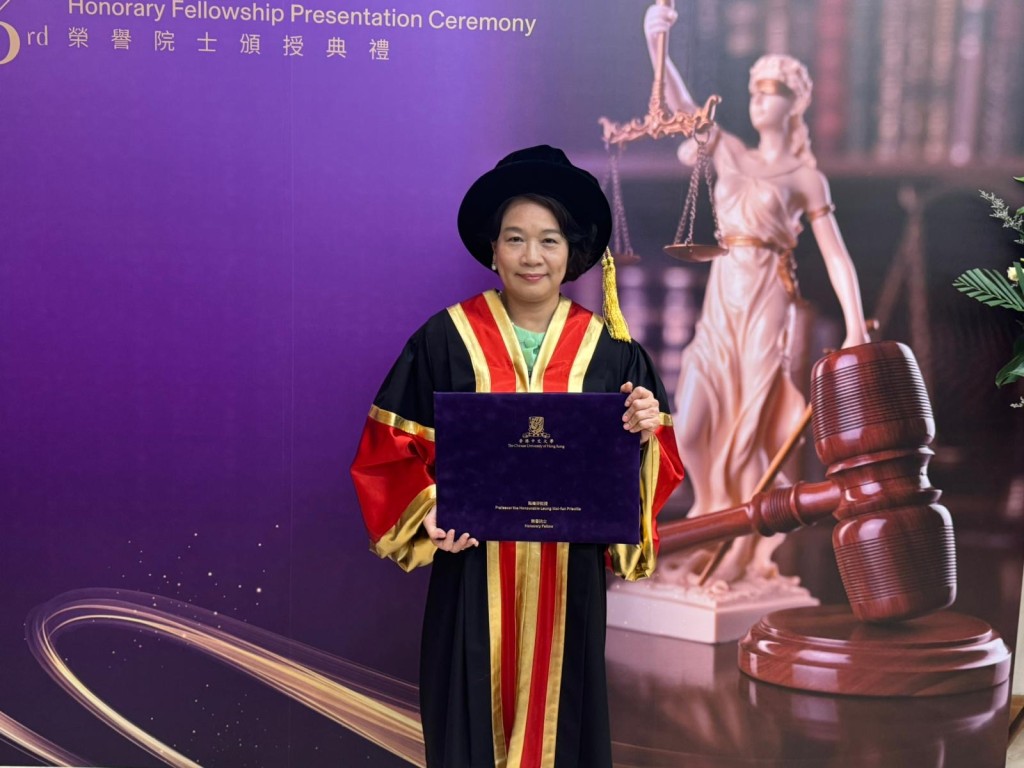 中大向梁美芬頒授榮譽院士銜。陳美英攝