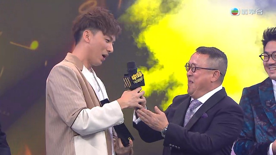 周吉佩從TVB總經理曾志偉手上接過鑽石咪。