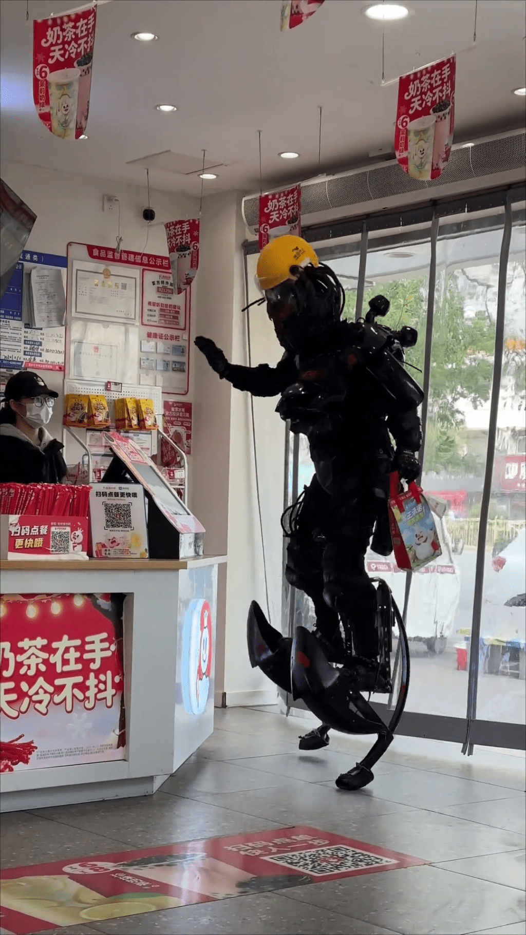 周高賽穿上機甲現身奶茶店的影片，震驚網友。 抖音