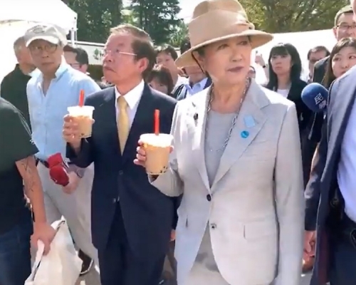 東京都知事小池百合子(右)月前出席一公開活動時亦品嚐珍珠奶茶。網圖