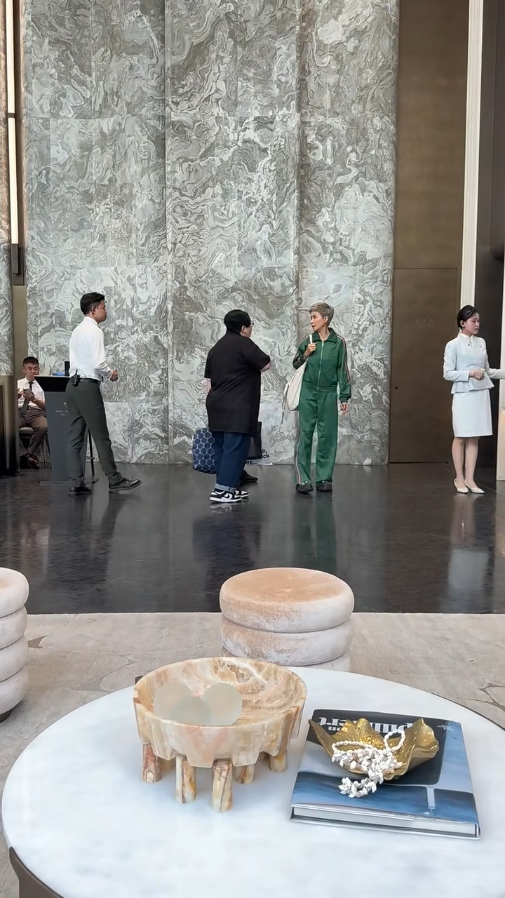 邵美琪邊行邊傾。