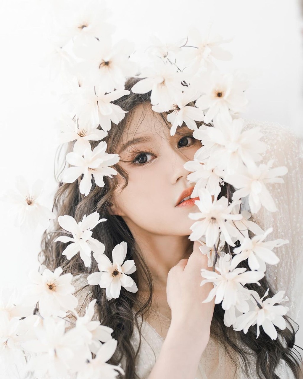 罗雪妍近年演出机会不断，拍过《新闻女王》、《美丽战场》、《白色强人II》、《新四十二章》、《婚后事》等剧集，人气不俗。
