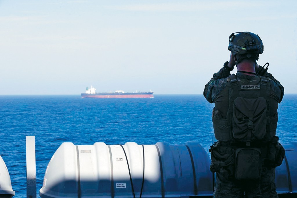美軍對伊朗實施海上封鎖，參與此任務的海軍陸戰隊員在監視航運情況。