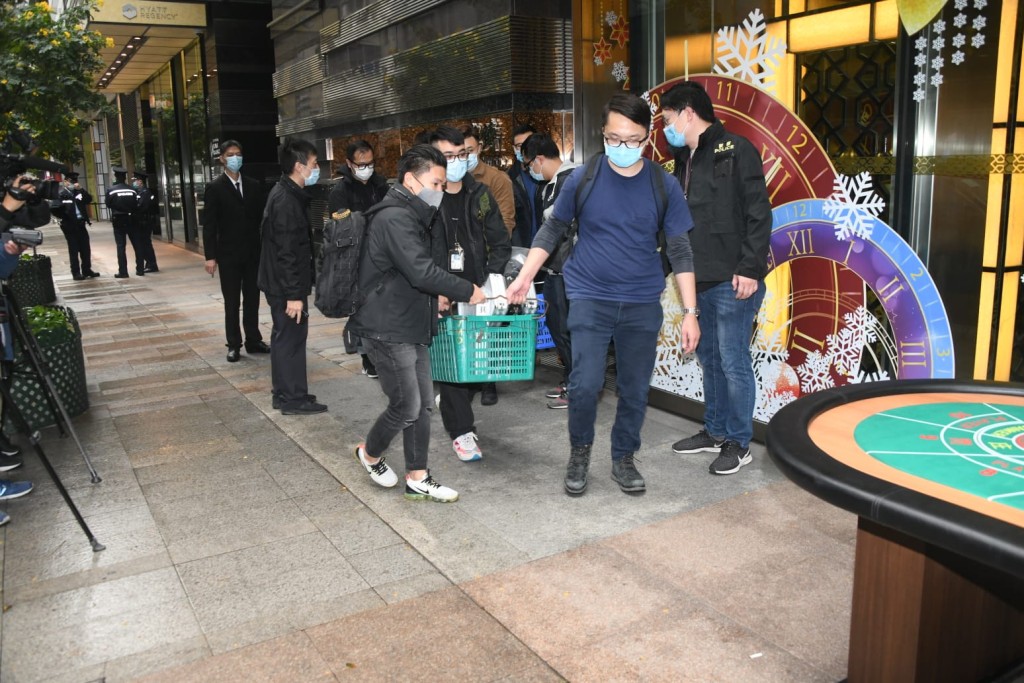 警方在單位內檢獲大量籌碼及賭款。梁國峰攝