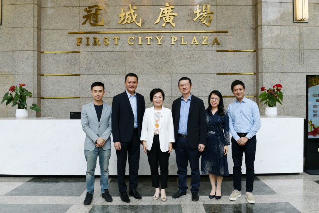 蔡若蓮（左三）昨日在成都與四川省香港商會會長洪清農（左二）會晤。政府新聞處圖片