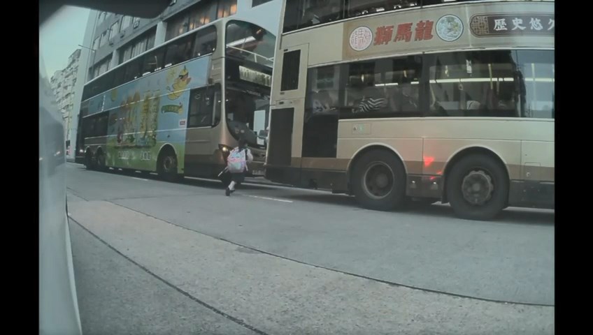 女童迅即退後,楔巴士車罅離開。讀者提供片段 女童迅即退後,楔巴士車罅離開。讀者提供片段