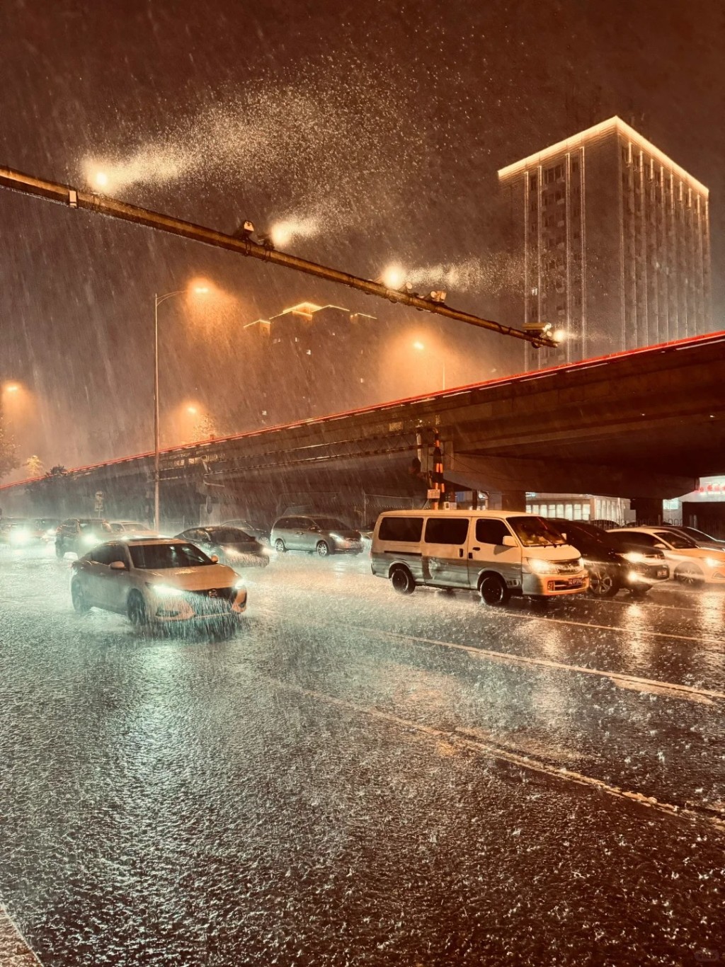  北京气象台预报今日午后，当地会有30小时暴雨。图为北京两日前雨势。小红书