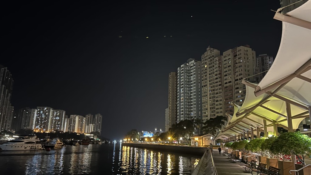 本港地區今日初時大致多雲,早上相當清涼。蔡楚輝攝 本港地區今日初時大致多雲,早上相當清涼。蔡楚輝攝