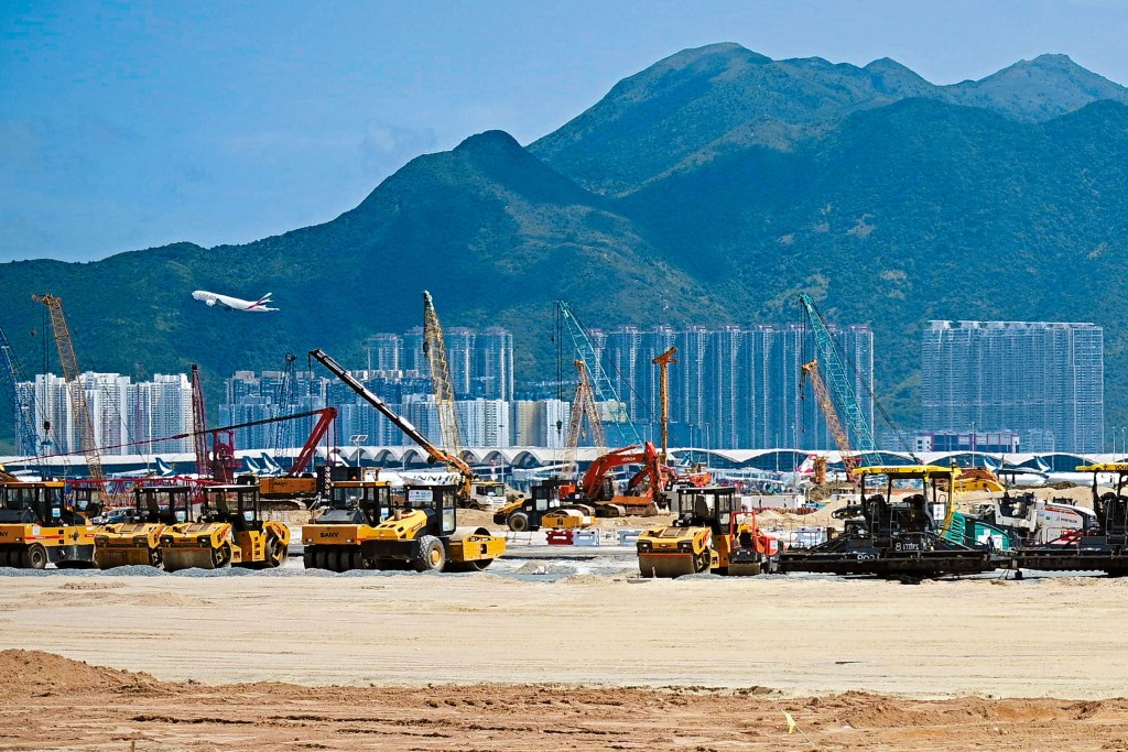廉署「暴雪」行動,已就機場三跑貪污案先後拘捕32人。