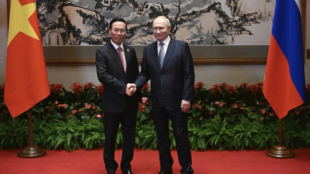 越南国家主席武文赏（左）与俄罗斯总统普京17日在中国“一带一路”国际合作高峰论坛场边会面。 美联社