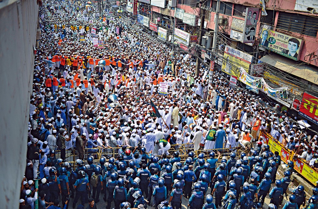孟加拉首都達卡大批民眾周二上街，抗議馬克龍近期的言論。