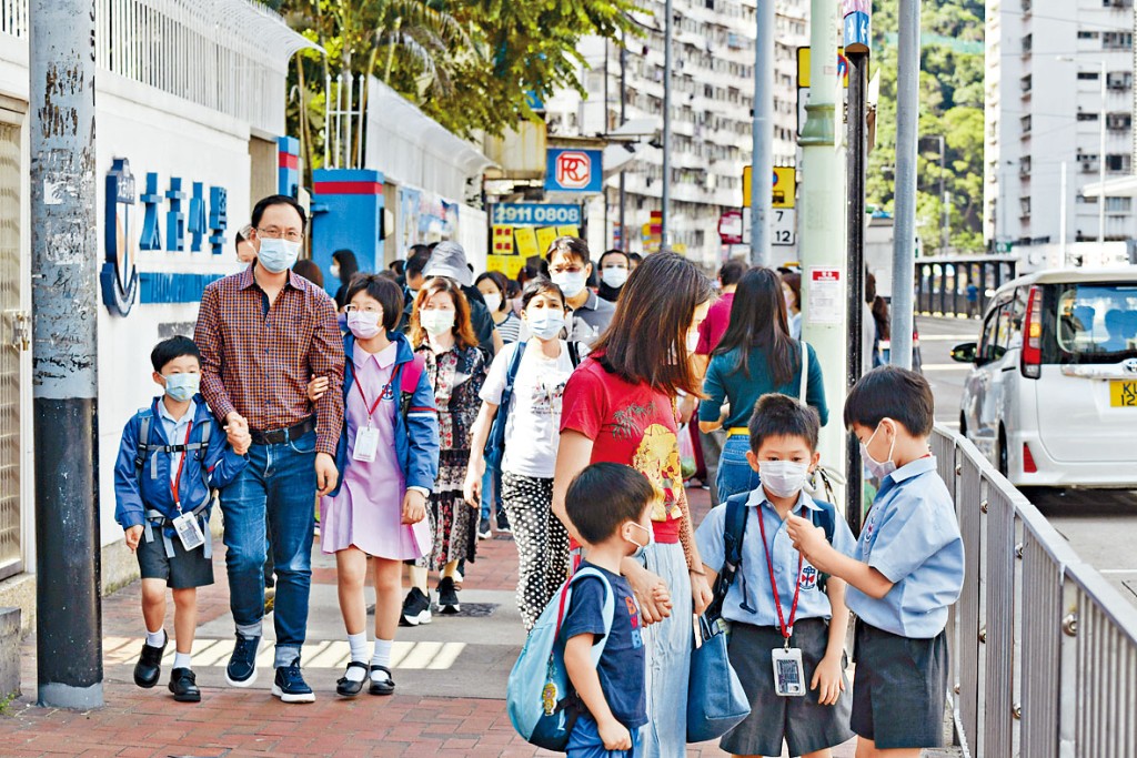 ■上呼吸道感染情況惡化，政府宣布全港小學的小一至小三級，暫停面授課程兩周。