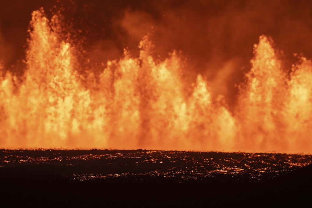 冰岛西南部火山爆发，炽热的岩浆从地面喷涌而出。美联社