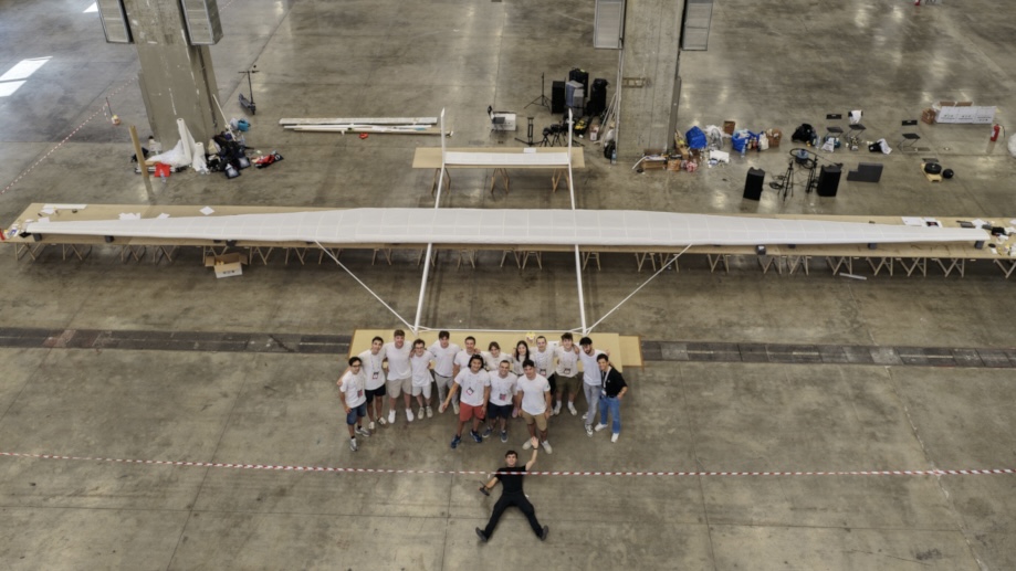 全球最大紙飛機Icarus由意大利比薩大學學生製作。 Unipinews 全球最大紙飛機Icarus由意大利比薩大學學生製作。 Unipinews