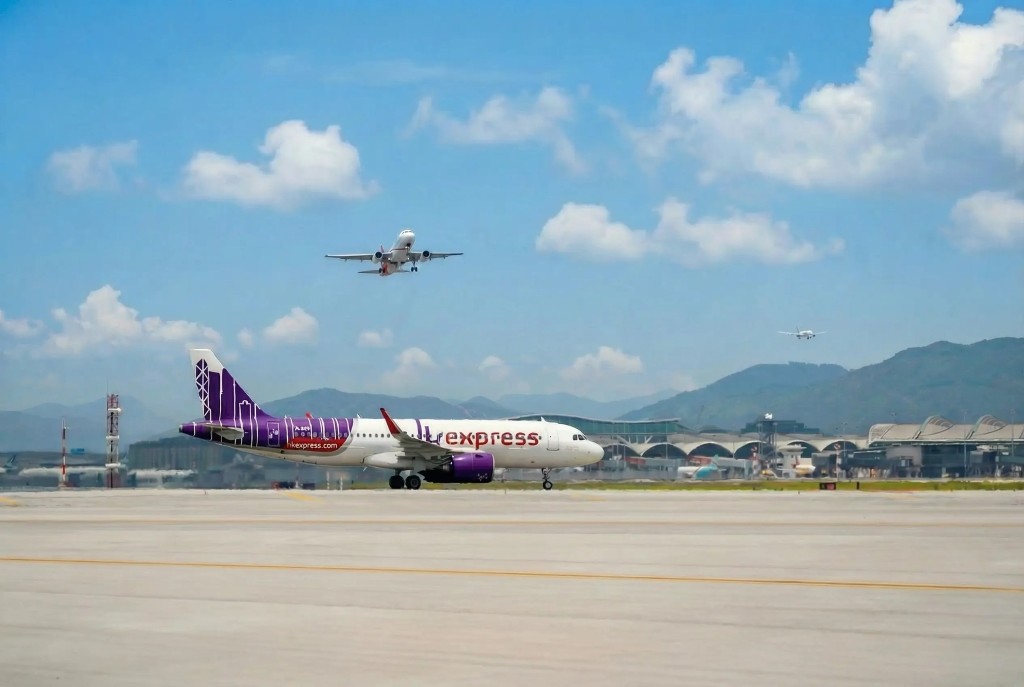 隨着二號客運大樓的旅客離港設施啟用,15間航空公司的旅客登記櫃檯將分階段從一號客運大樓遷往二號客運大樓。(圖片來源:機管局) 隨着二號客運大樓的旅客離港設施啟用,15間航空公司的旅客登記櫃檯將分階段從一號客運大樓遷往二號客運大樓。(圖片來源:機管局)