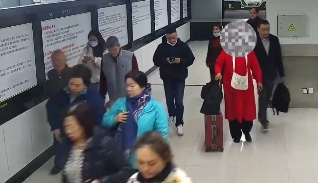 女子过关罗湖口岸被截，身上遭揭藏大量保健品。海关发布