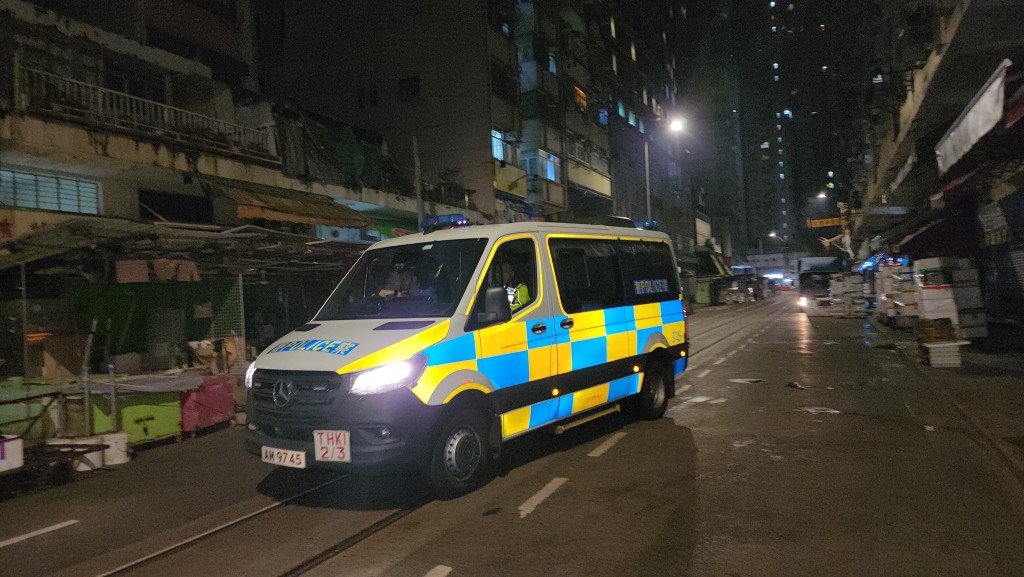 人員在男司機身上檢獲懷疑大麻，並於車尾位置發現一把約一米長、未開鋒的武士刀。黎志偉攝