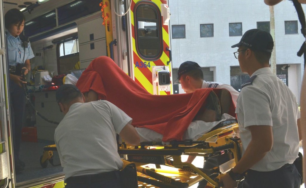 涉案的妻子自首後報稱不適,由救護車送往東區醫院治理。林思明攝