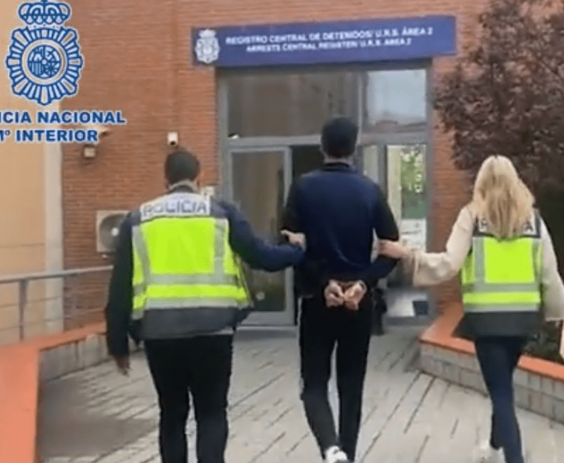 西班牙警方昨日拘捕7名球迷，涉嫌向雲尼斯奧斯作出種族歧視行為。網上圖片