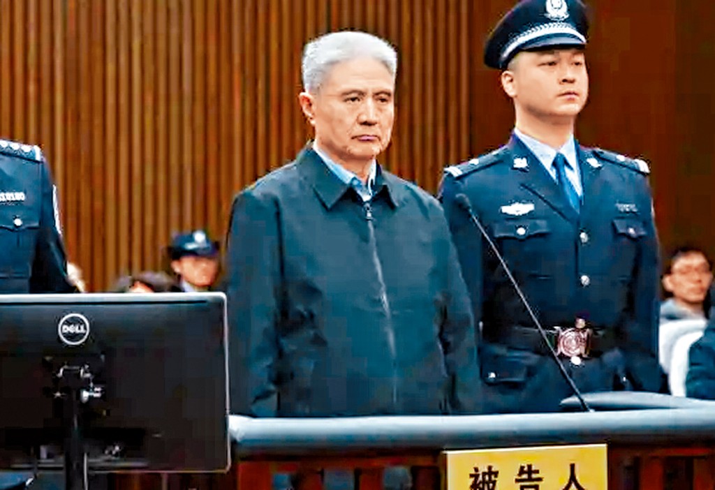 滿頭白髮的前海南書記羅保銘站在被告席內。