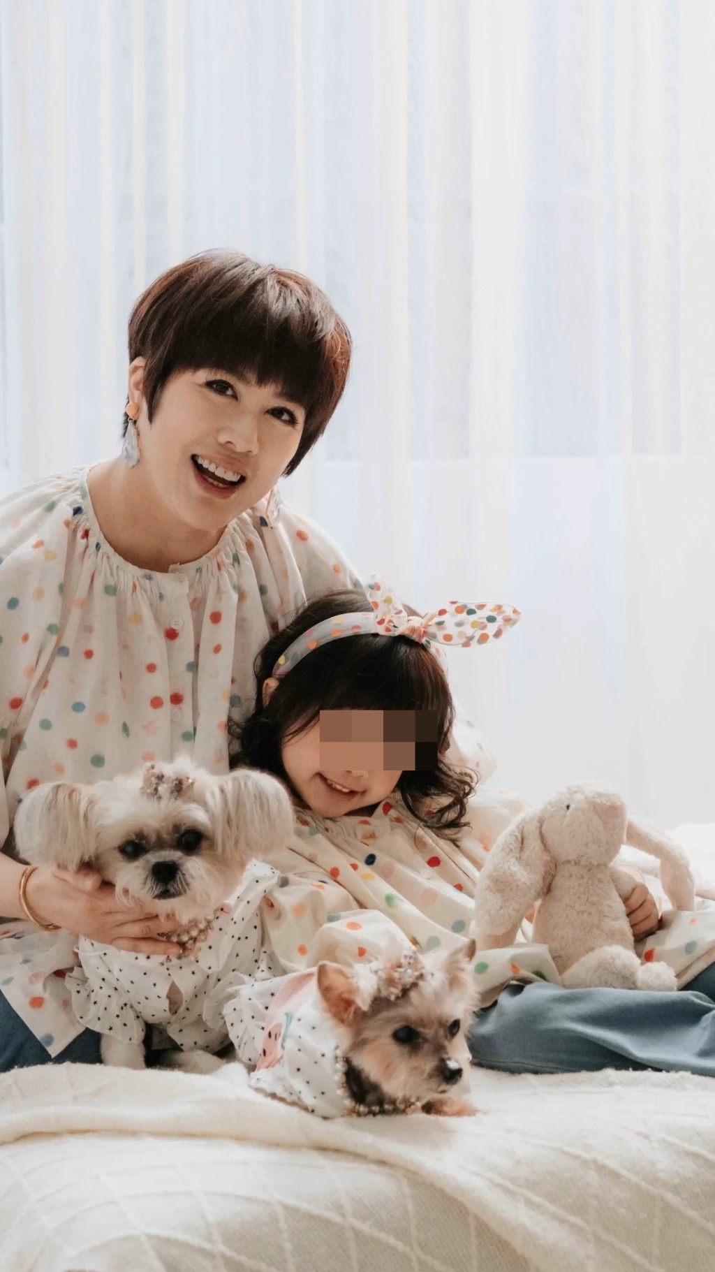 陳彥行三代同堂影合照,相片竟被流出,女兒正面樣曝光。 陳彥行三代同堂影合照,相片竟被流出,女兒正面樣曝光。