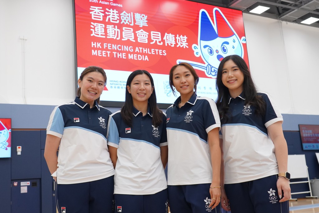 女子佩劍亞運代表薛雅齊（左起）、梁洛文、劉綺程及朱詠翹：世界排名40的薛雅齊第二次參加亞運會，她認為自己很大機會可以爭取個人賽及團體賽獎牌，所以最希望能把握所有獎牌的機會：「世錦賽後的兩個星期假期，我只去了一星期旅行，第二個星期已返回體院加練幾課體能，希望比賽時能發揮最好。」葉偉豪攝