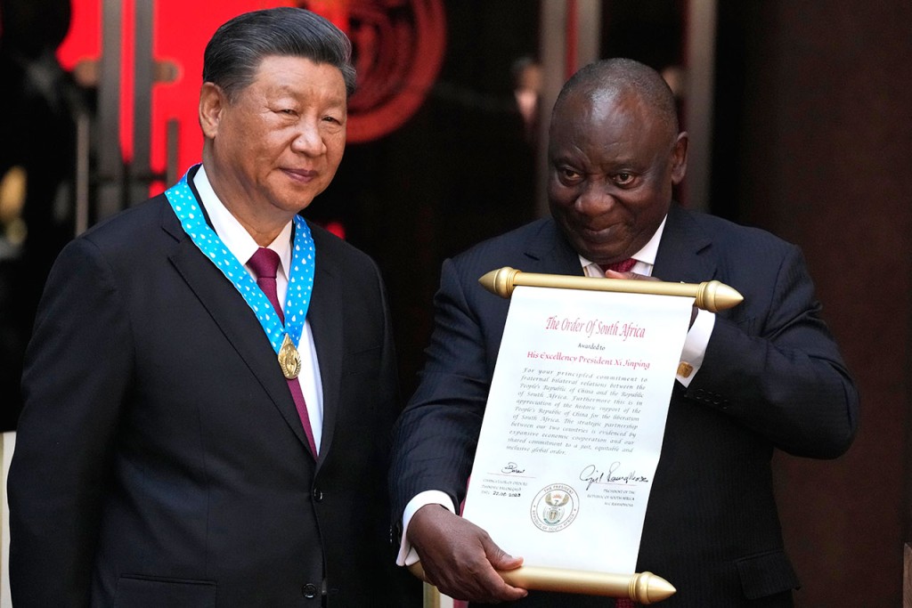 去年8月，拉马福萨向到访的习近平授予最高荣誉“南非勋章”。美联社